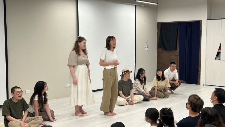 站立者左為羅荑、右為姜靜