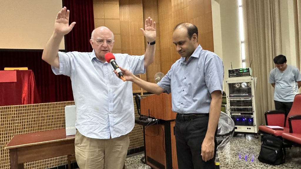 Fr. James Hanvey S.J. 在工作坊最後一天降福參與者