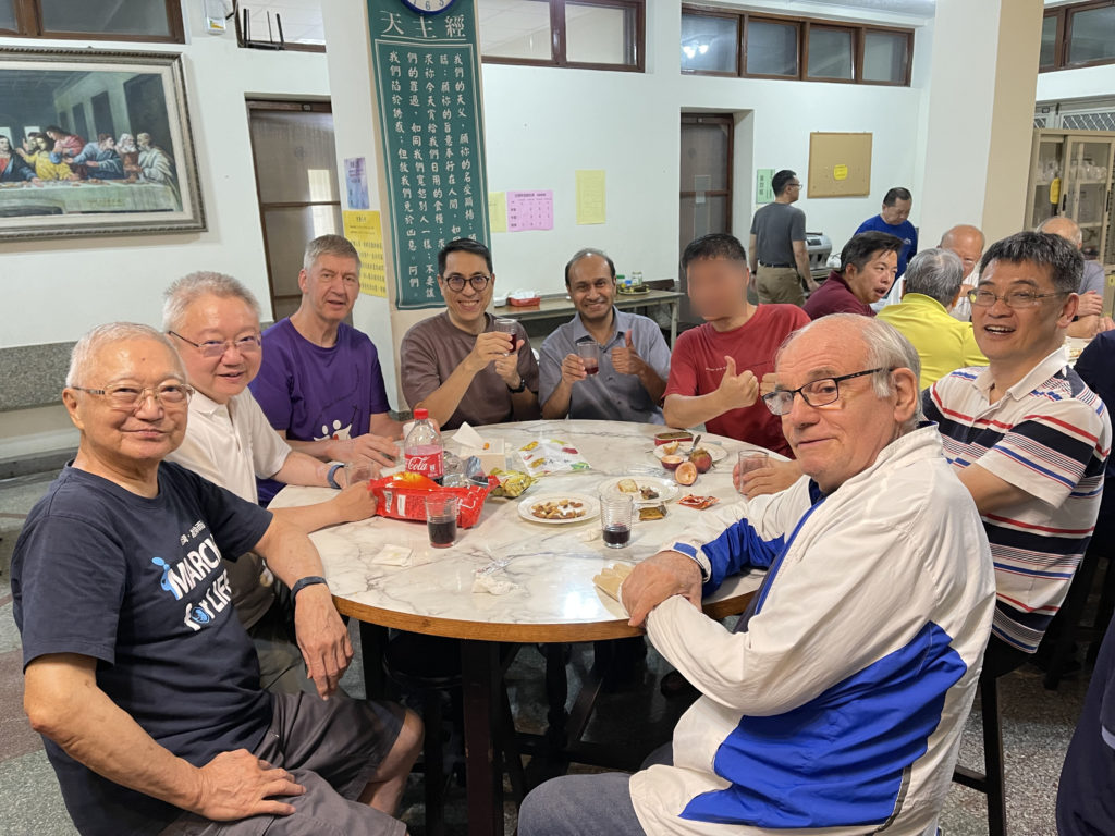 弟兄們歡樂地共融
