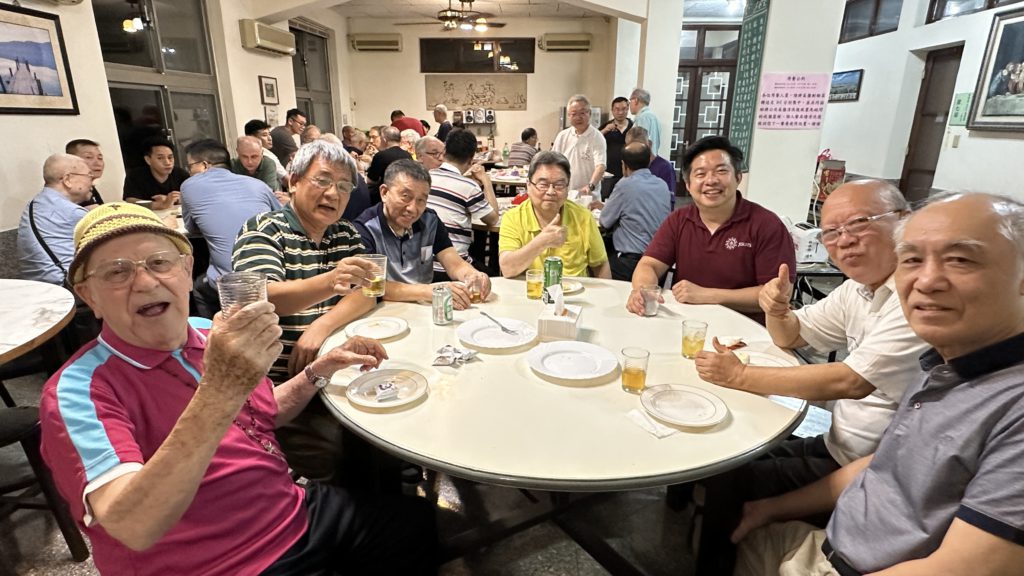 弟兄們歡樂地共融