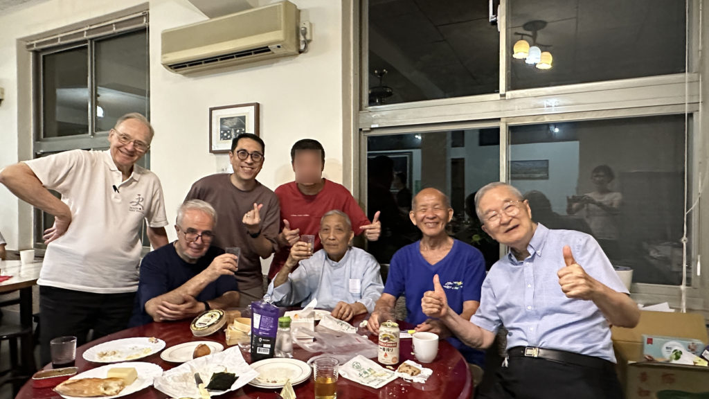 弟兄們歡樂地共融