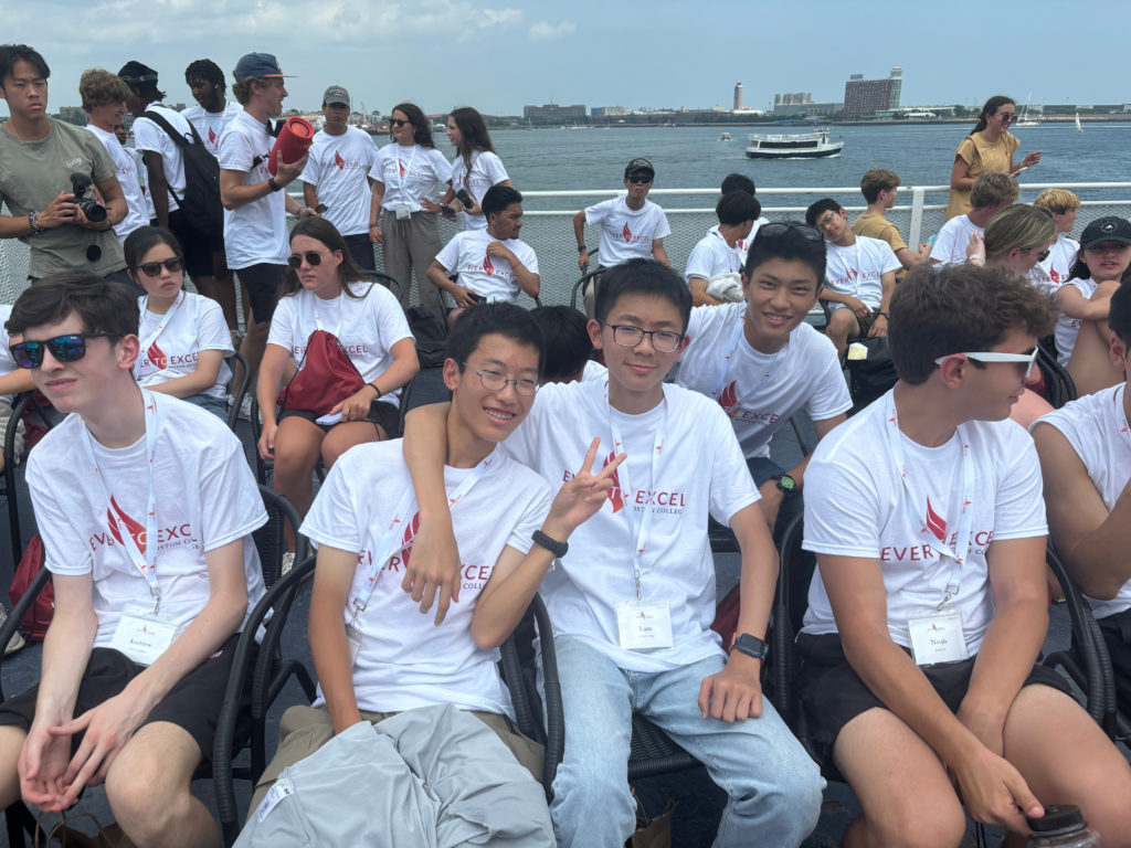 一眾高中學生乘坐郵船遊覽波士頓海港 (Boston Harbour)