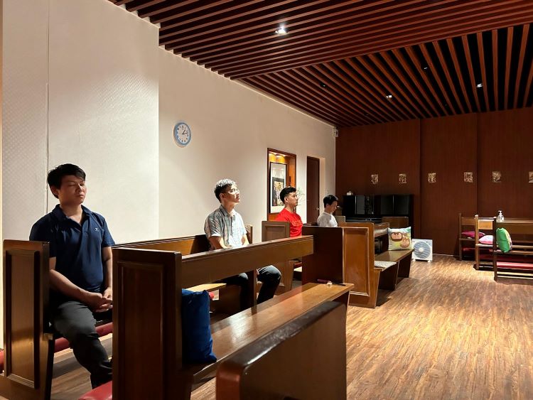 在圣堂祈祷