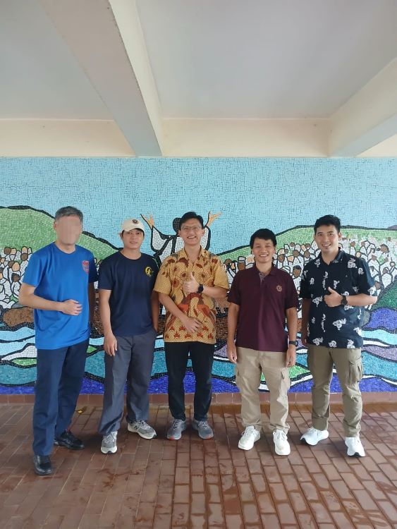 右起潘翰修士、柯家铭修士、阮廷明治修士及 Paulini 神父