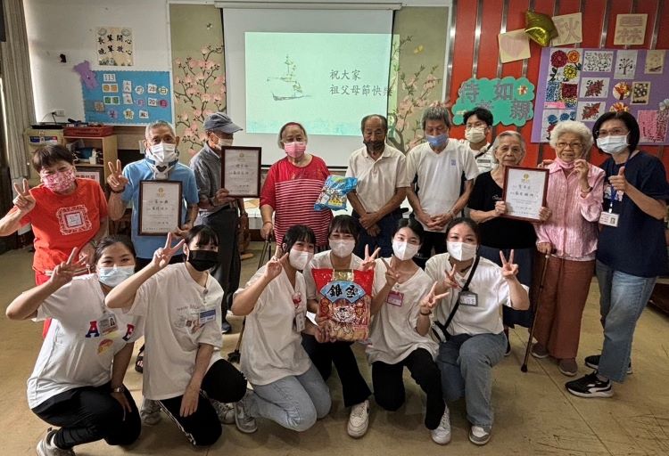 元培医事科大学生与秋霖园长辈合照