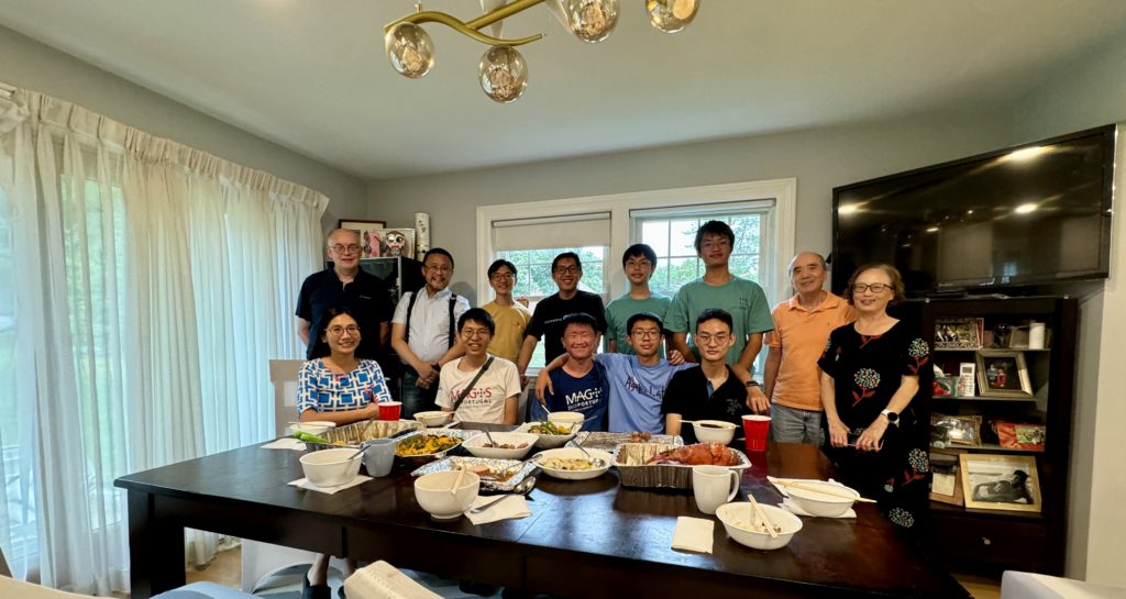 華仁師生於舊生波士頓家中一起品嚐地道的波士頓龍蝦
