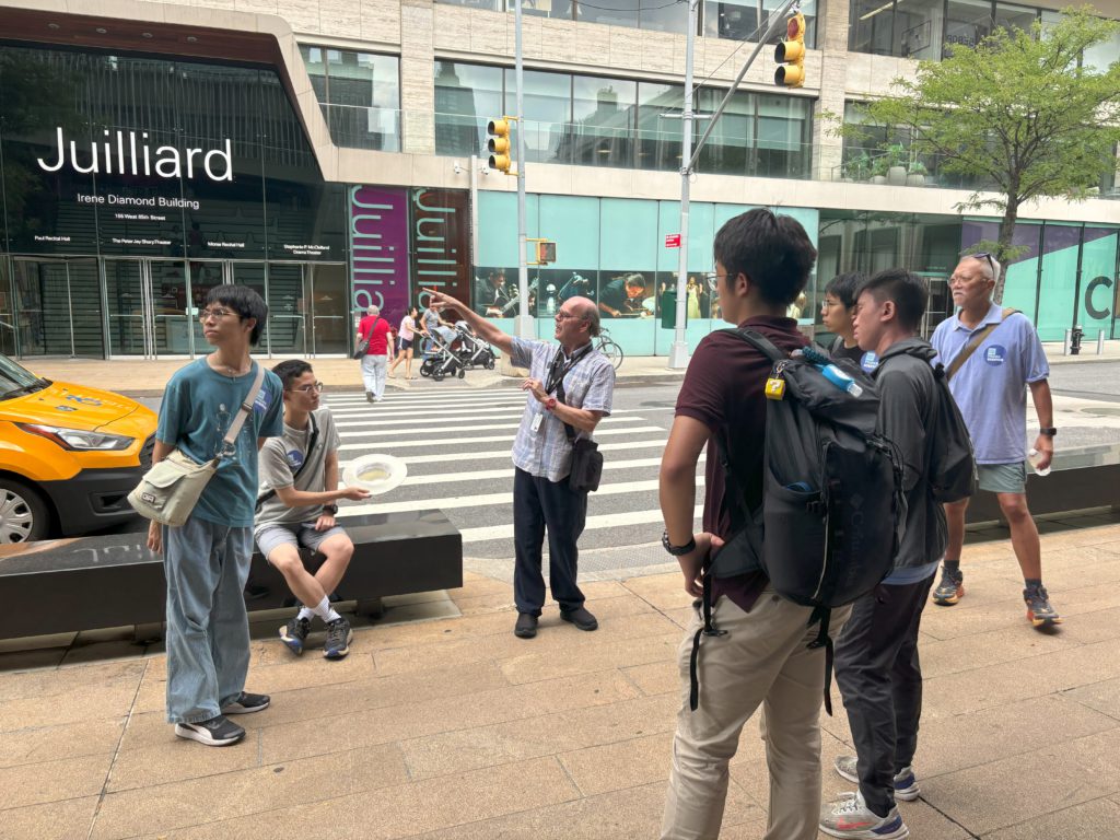 師兄特別安排四位身為樂團成員的同學，參觀馳名的茱莉亞學院（The Juilliard School）及林肯表演藝術中心（Lincoln Center for the Performing Arts）