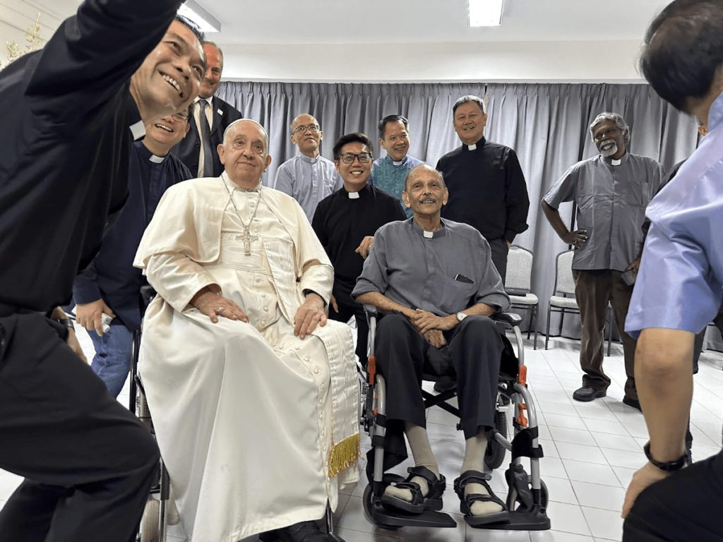 2024.09.selfie-with-Pope-Francis
