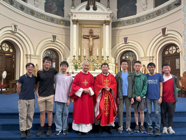 同学们到访波士顿的华人堂区圣雅各伯堂参加主日弥撒