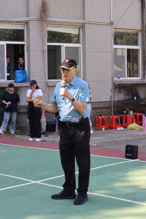 詹德隆神父為籃球賽開場致詞