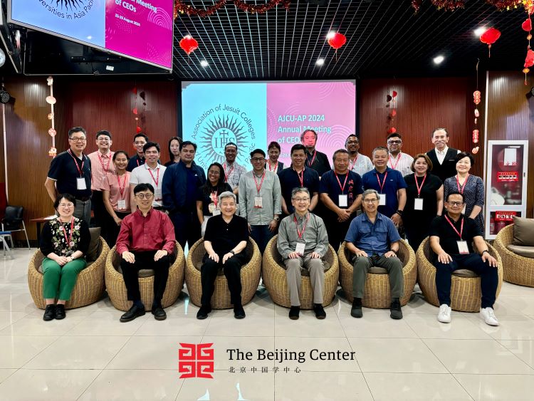 右二为 JCAP 主席威莱神父、左二为 TBC 古嘉文总监、左三罗伯托·叶神父 为马尼拉雅典耀大学校长