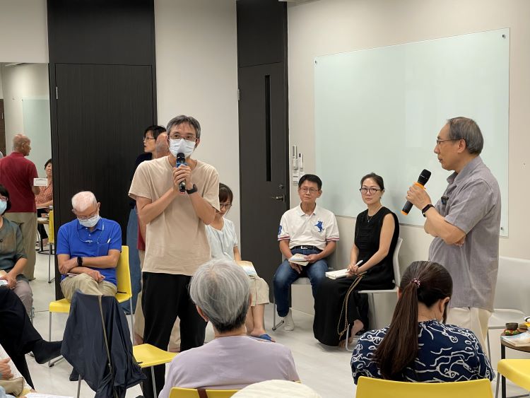 光啟社社長甘國棟神父 (右及與會讀者