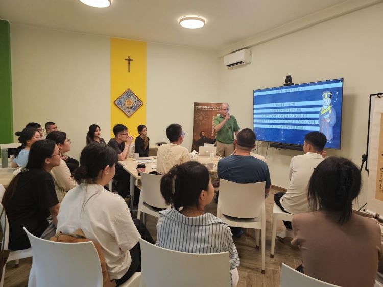 傅南渡神父 (站立者) 为澳门研究中心的学生介绍耶稣会