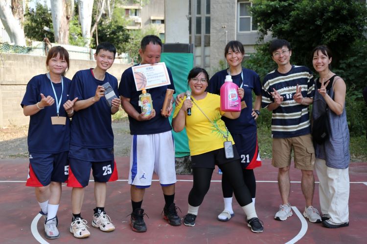Magis 工作人員與恩人合影,著黃色上衣者為此次活動負責人李莉芳