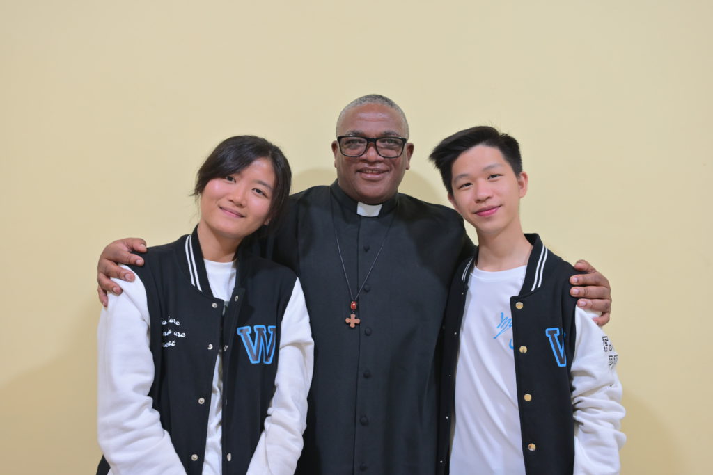 邱綵蓁和同學與耶穌會卡布塔神父 (Fr Josephat Leander  Kabutta SJ)