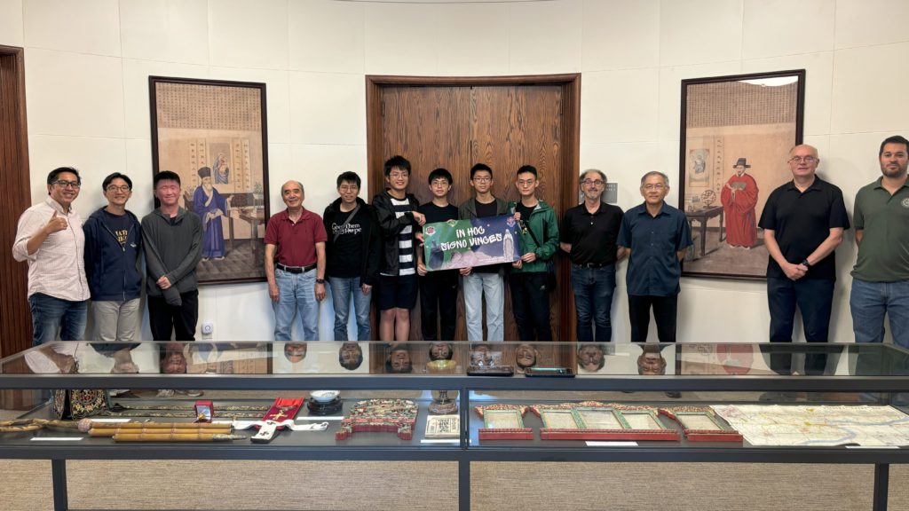 香港及九龍華仁書院師生與利瑪竇中西文化歷史研究所成員合照，右二為主任安東尼神父(Fr. Antoni J. Ucerler, S.J.)，右三為研究主任吳小新博士