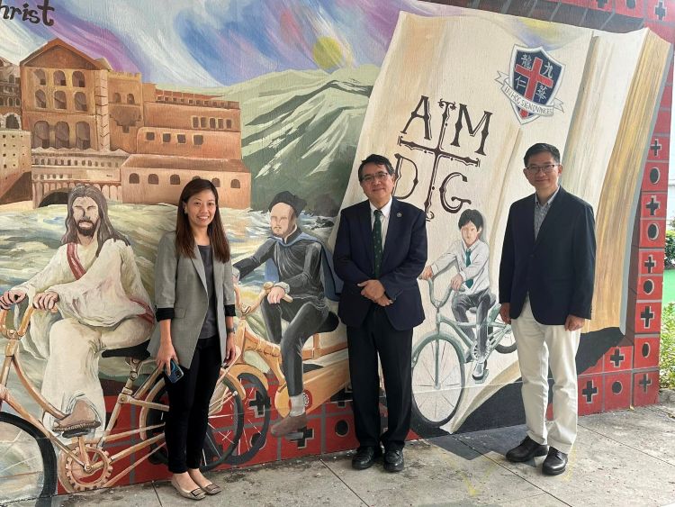 右起校监苏英麟博士 (香港华仁毕业生)、台湾辅仁大学医学院院长叶炳强医师 (九龙华仁毕业生)、校长周子诗女士 (创校百年首位女校长),摄于叶炳强医师回母校演讲时