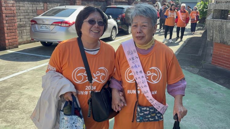 潘奶奶(右)和女儿手牵手参与今日游行活动,数度感动落泪