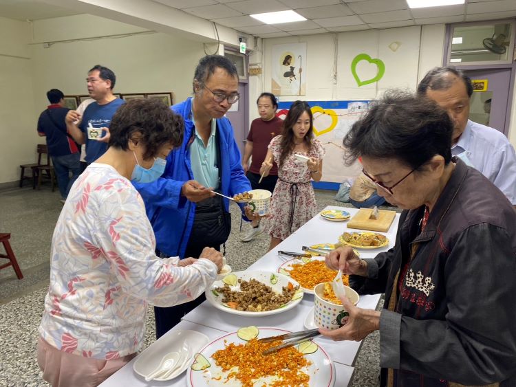 台南耶穌聖心堂溫馨共融：本堂神父親製蛋糕為教友慶生