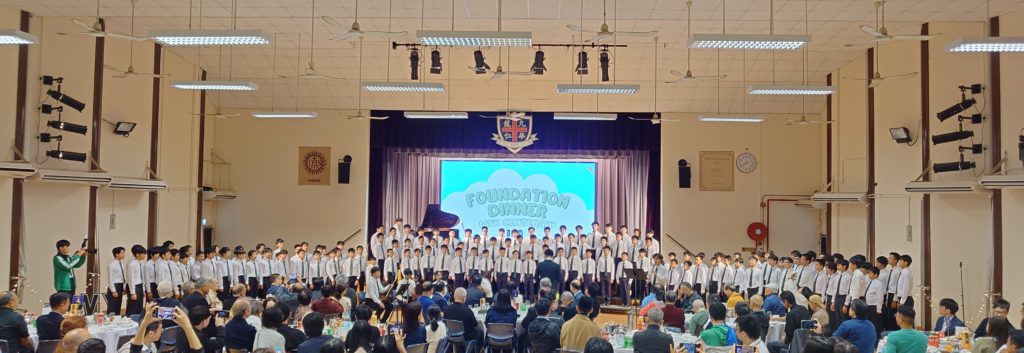 愈百位九华学生为会士、退休及现职老师、校务处职员和工友在校内感恩家聚晚宴献唱《良师颂》,场面感人。