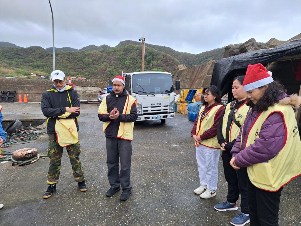 方進德神父於活動圓滿結束後帶領團隊祈禱