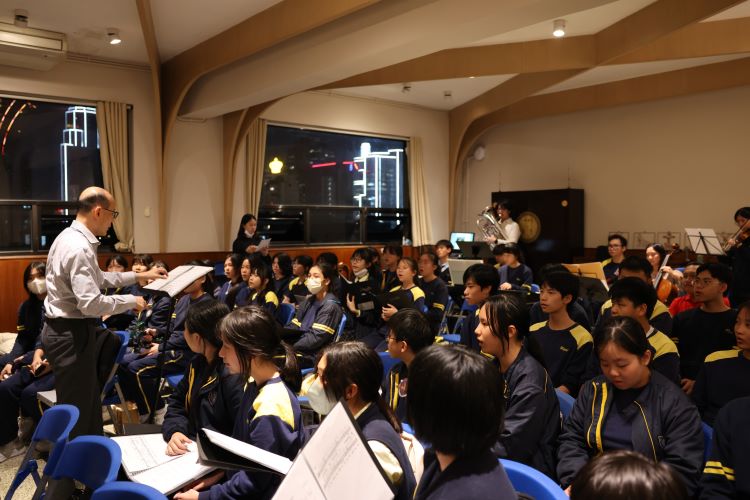 澳门利玛窦中学的乐队及合唱团表演