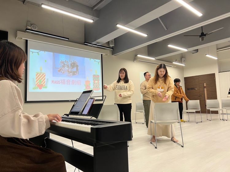 福音剧组的即兴表演，还原曾经在中心发生过的感动、难忘的经验。
