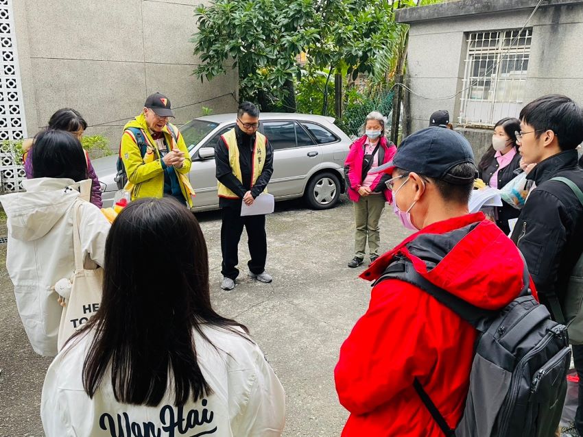 第一天出发前,詹德隆神父(著鲜黄外套者)带领众人祈祷