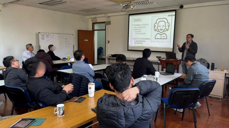 吴彰义博士 (站立者) 为受培育会士介绍依纳爵式深度领导力