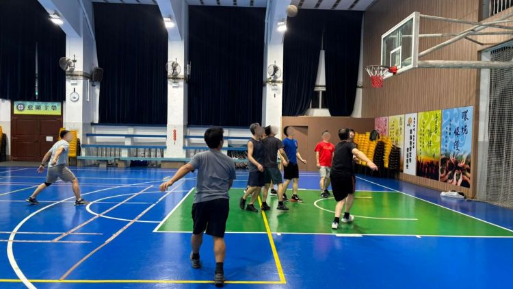 休息时间会士们一起打篮球共融