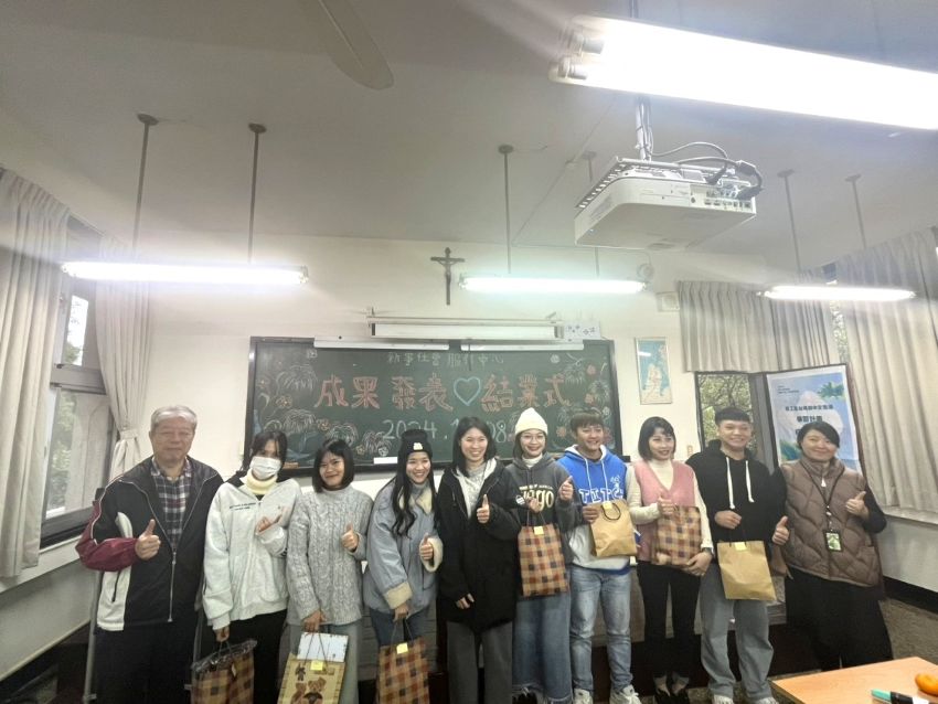 通过华语测验的学员共同领奖合影
