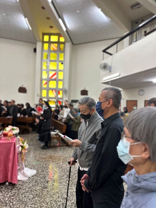 陈神父的姪儿陈开元先生(著灰色外套者)前来参礼