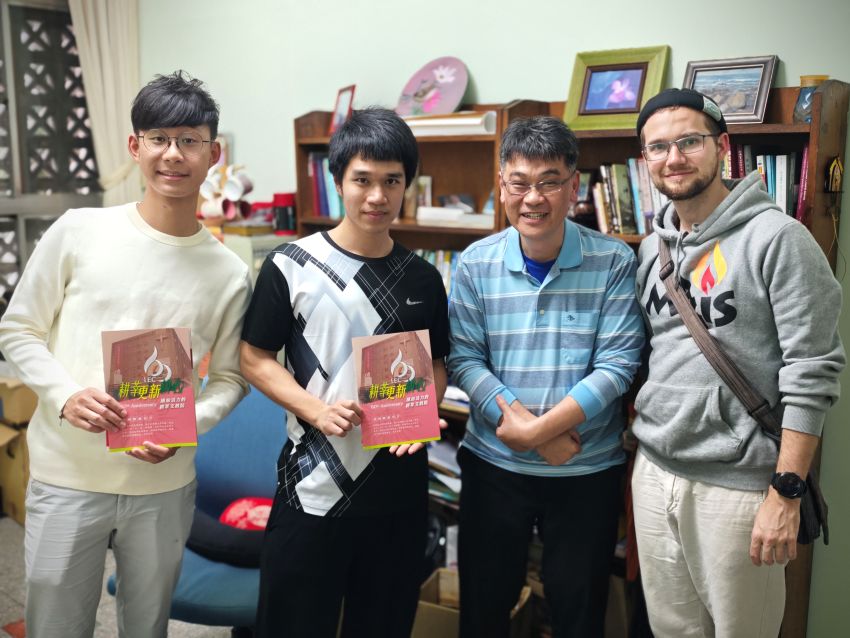 青年拜访耕莘文教院工作主任徐森义神父(右二)