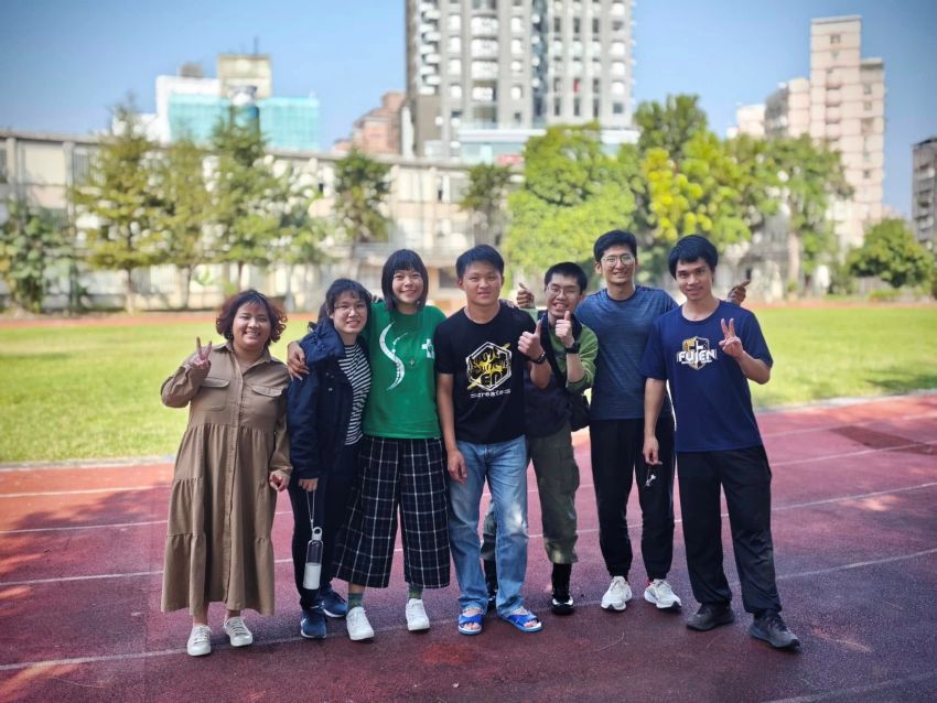 活动筹办人之一Magis 青年中心林薇 (左三)与青年在徐汇中学