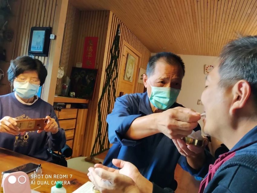 宏道老師(右一)領聖體
