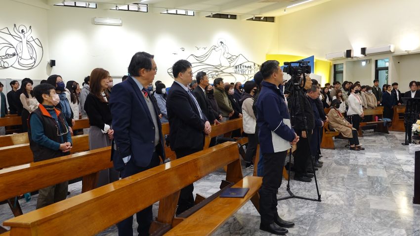 辅仁大学蓝易振校长(第一排),医疗管理发展部执行长叶炳强教授(二排左一)与医学院廖俊厚院长(左二)都出席了这场感恩追思礼