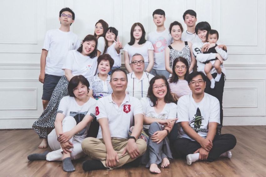 翁秀禎女士(右二)及陳宏道老師(左三)與家人合影