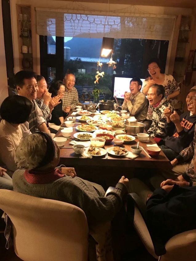宏道老師及夫人翁女士與朋友相聚