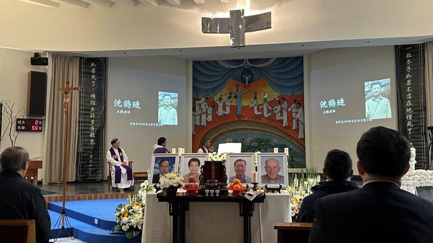 播放学生献给大体老师和家属的影片