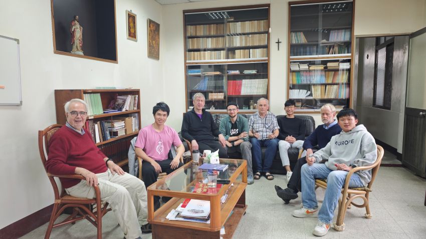 青年与耶稣会新竹团体的神父们共融