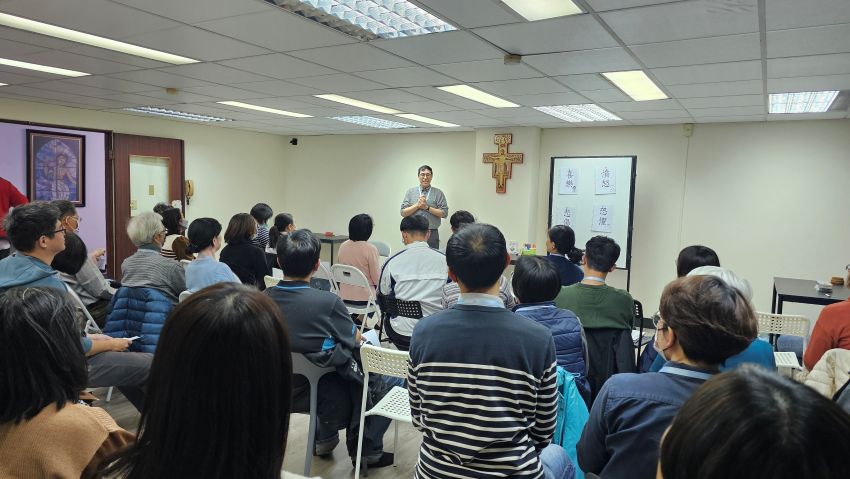 谢诗祥神父于活动尾声为与会者降福并致上感谢