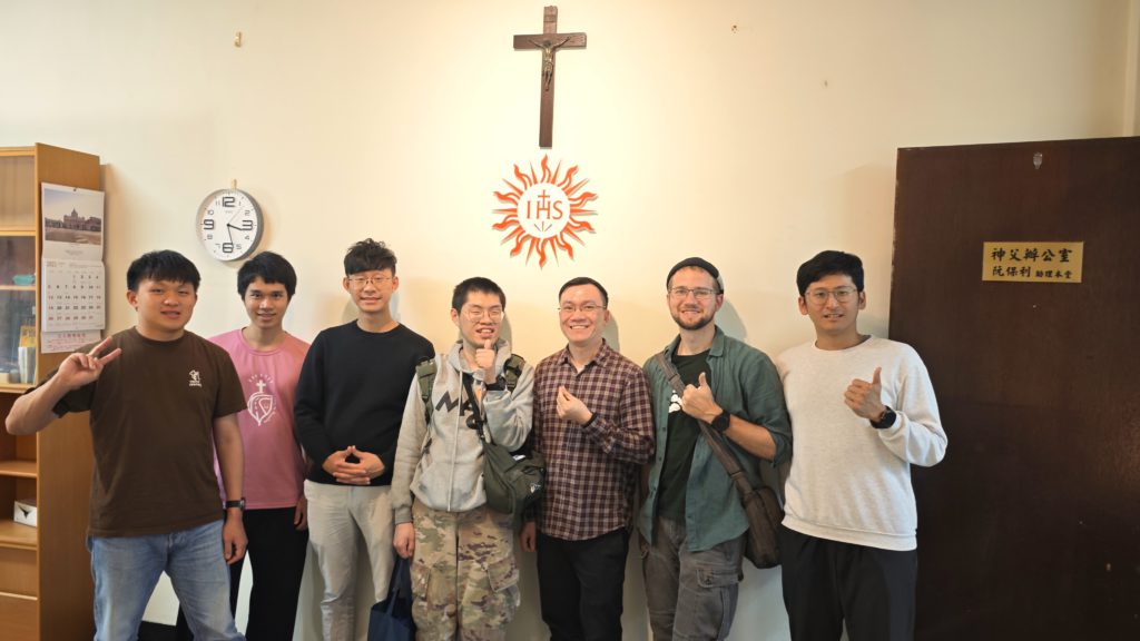 青年与耶稣会台北圣家堂副本堂阮保利神父(右三)