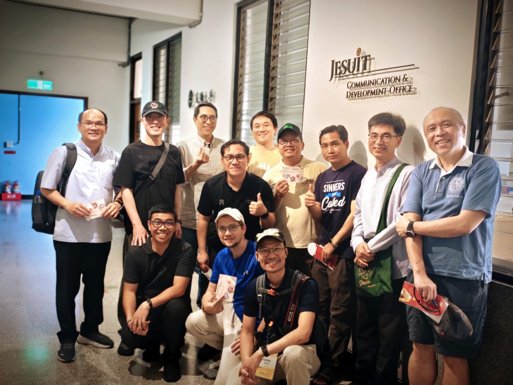 與會者拜訪通傳中心及資發室