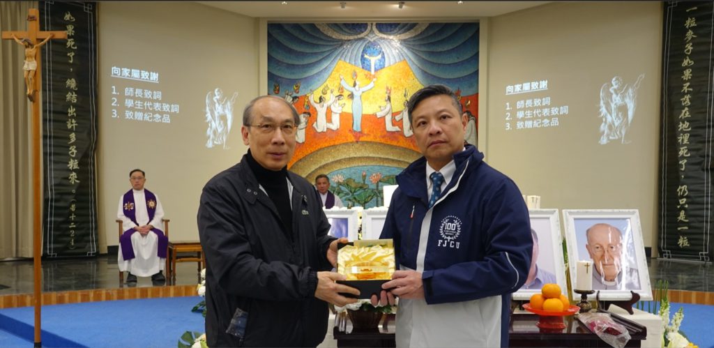 藍校長致贈紀念品給馬志鴻神父家屬代表甘國棟神父