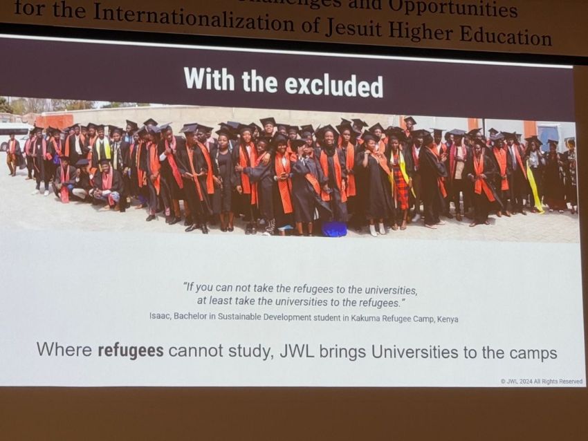 "如果你无法将难民带到大学,至少将大学教育带到难民营。"