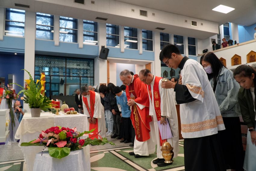 所有神长及来宾向冯神父灵前鞠躬致意