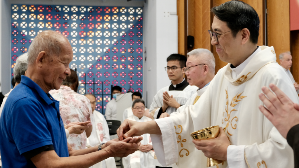 谢神父发圣体给叫他“小鬼”的刘家正神父