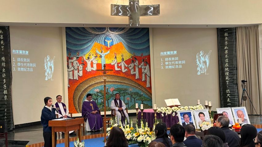 陈怡森(左持麦克风者)代表学生致词
