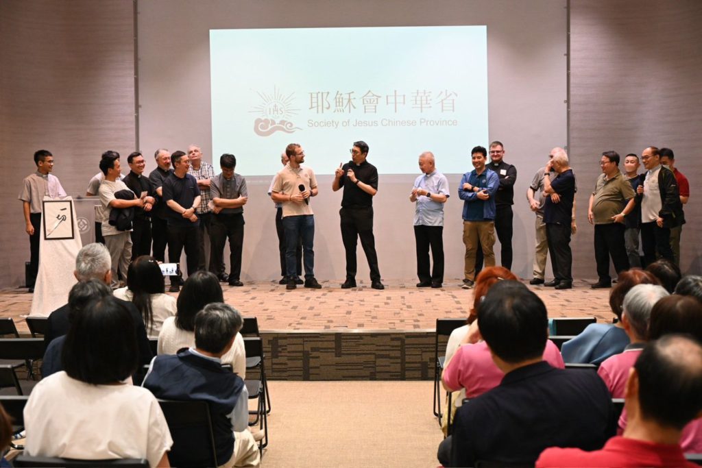 耶稣会士一起上台,自我介绍与合唱