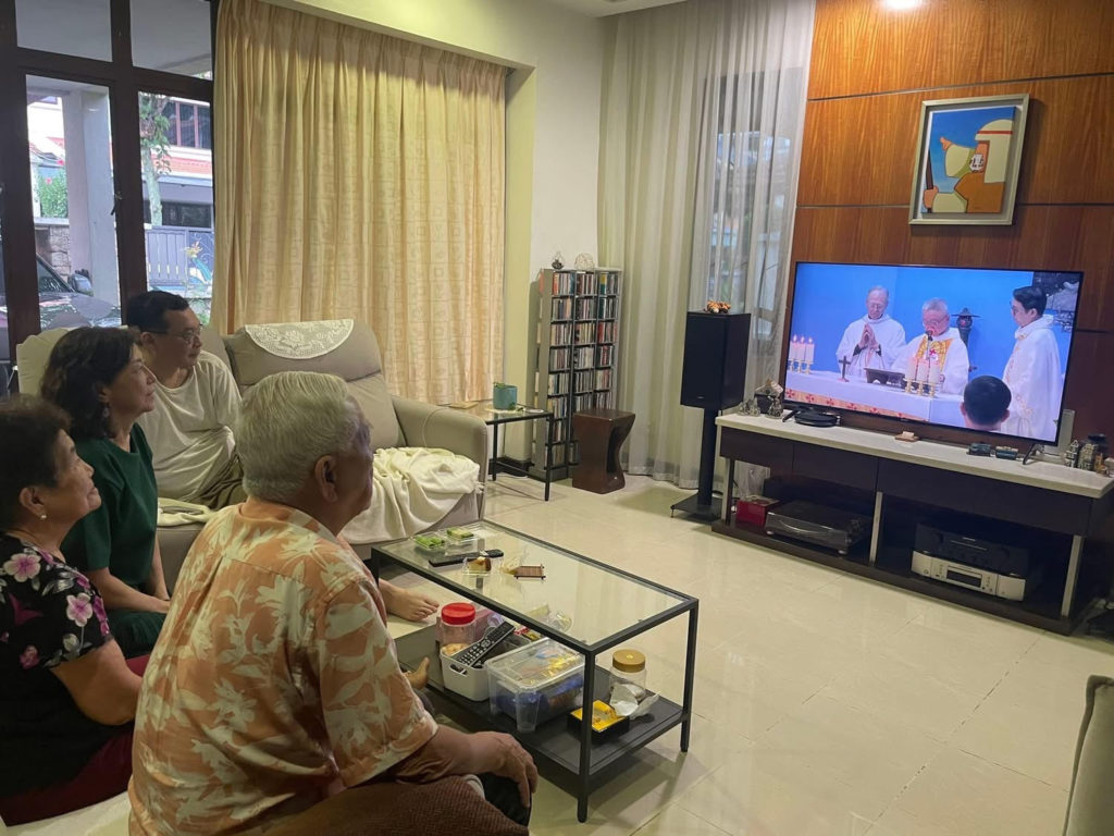谢神父在马来西亚的双亲与姊姊、姊夫，正在收看矢发末愿感恩祭直播